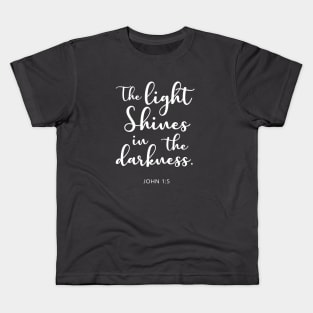 BIBLE VERSE John 1:5 "The light shines in the darkness." Kids T-Shirt